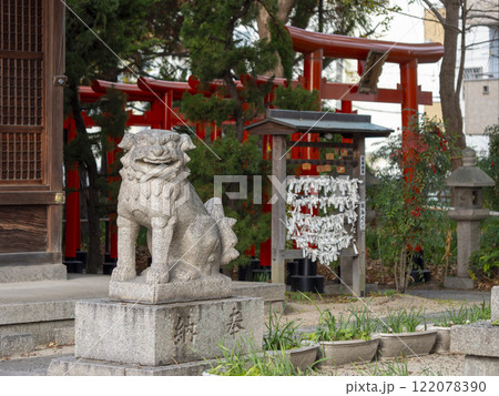 神社の狛犬と鳥居 122078390