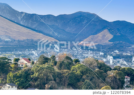 別府温泉の湯けむりと市街地と山並み 122078394