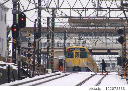 雪の日の西武新宿線2000系電車（東京都西東京市） 122078588