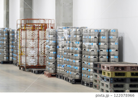 たくさん入荷したビール樽 たくさん入荷したビール樽 122078966