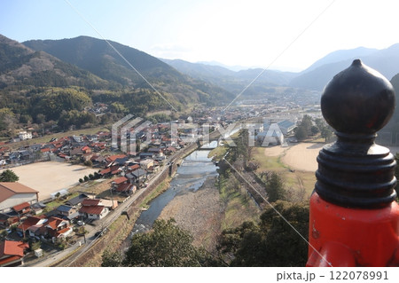 太皷谷稲成神社の境内から見下ろす島根県・津和野の町並み 122078991