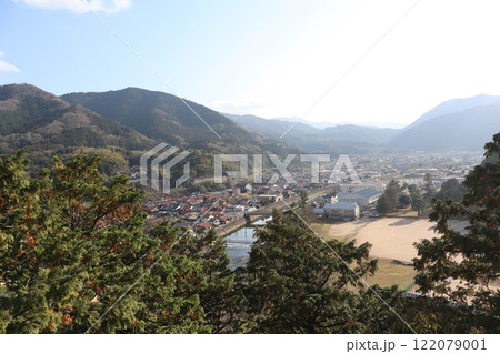 太皷谷稲成神社の境内から見下ろす島根県・津和野の町並み 122079001