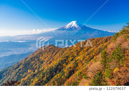 《山梨県》三ツ峠山から望む、冠雪した富士山 122079037