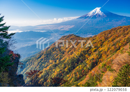 《山梨県》三ツ峠山から望む、冠雪した富士山 《山梨県》三ツ峠山から望む、冠雪した富士山 122079038