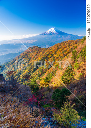 《山梨県》三ツ峠山から望む、冠雪した富士山 《山梨県》三ツ峠山から望む、冠雪した富士山 122079039