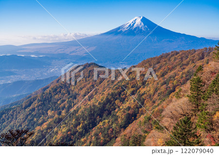 《山梨県》三ツ峠山から望む、冠雪した富士山 122079040