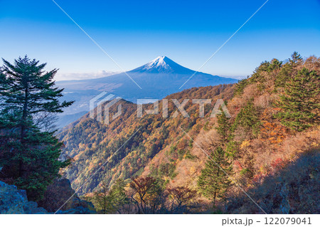《山梨県》三ツ峠山から望む、冠雪した富士山 《山梨県》三ツ峠山から望む、冠雪した富士山 122079041