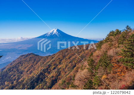 《山梨県》三ツ峠山から望む、冠雪した富士山 122079042