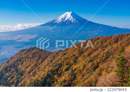 《山梨県》三ツ峠山から望む、冠雪した富士山 122079043