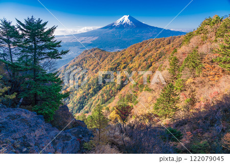 《山梨県》三ツ峠山から望む、冠雪した富士山 122079045