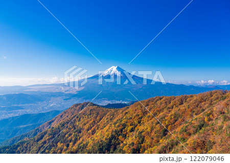 《山梨県》三ツ峠山から望む、冠雪した富士山 122079046