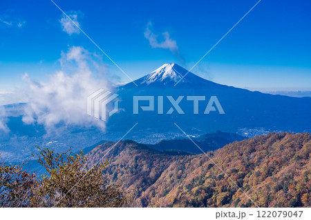 《山梨県》三ツ峠山から望む、冠雪した富士山 122079047