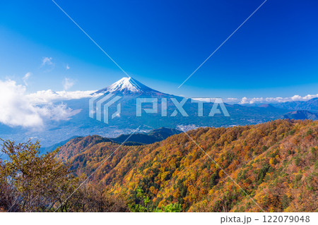 《山梨県》三ツ峠山から望む、冠雪した富士山 《山梨県》三ツ峠山から望む、冠雪した富士山 122079048