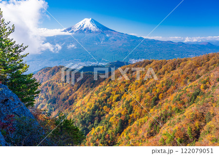 《山梨県》三ツ峠山から望む、冠雪した富士山 122079051