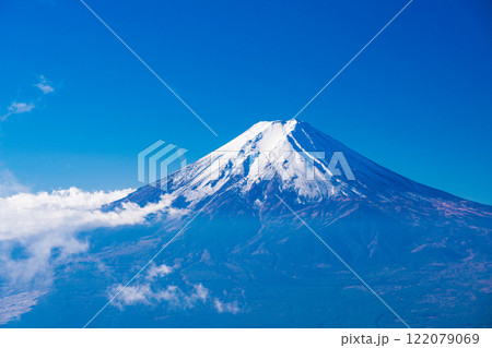 《山梨県》三ツ峠山から望む、冠雪した富士山 《山梨県》三ツ峠山から望む、冠雪した富士山 122079069