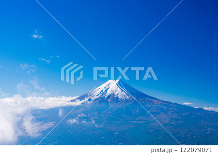 《山梨県》三ツ峠山から望む、冠雪した富士山 《山梨県》三ツ峠山から望む、冠雪した富士山 122079071