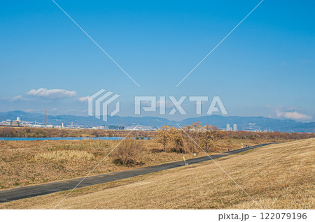冬の淀川河川公園出口地区 大阪府枚方市 冬の淀川河川公園出口地区 大阪府枚方市 122079196