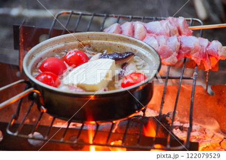 たき火とクッカーで作るキャンプ飯(アヒージョ、焼き鳥) たき火とクッカーで作るキャンプ飯(アヒージョ、焼き鳥) 122079529