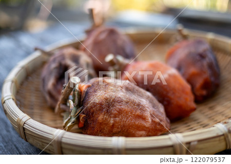 干し柿用の渋柿の皮むき後干しているところ 干し柿用の渋柿の皮むき後干しているところ 122079537