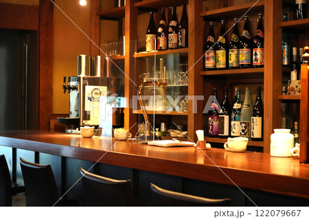 人のいないの日本酒バーのカウンター 122079667