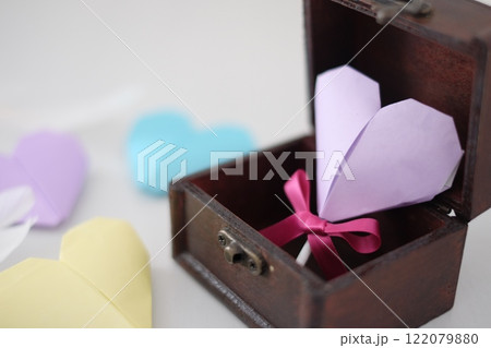 折り紙で作ったハート 折り紙で作ったハート 122079880