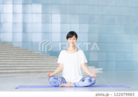 ヨガ 122079983