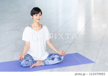 ヨガ 122079985