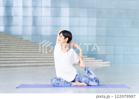 ヨガ 122079987