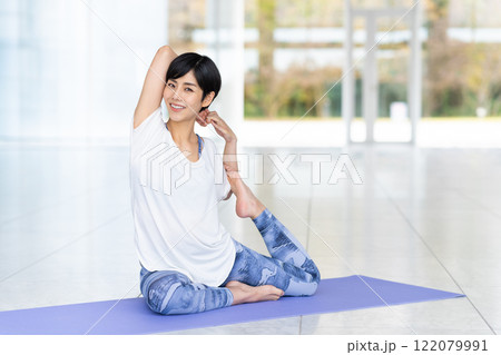 ヨガ 122079991