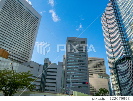 ビルが建ち並ぶ阪駅周辺の風景 ビルが建ち並ぶ阪駅周辺の風景 122079998