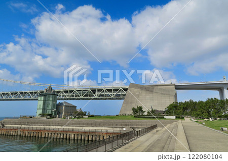 関西・神戸・舞子公園から眺める明石海峡大橋の巨大な吊橋の付け根の設備・兵庫県神戸市 関西・神戸・舞子公園から眺める明石海峡大橋の巨大な吊橋の付け根の設備・兵庫県神戸市 122080104