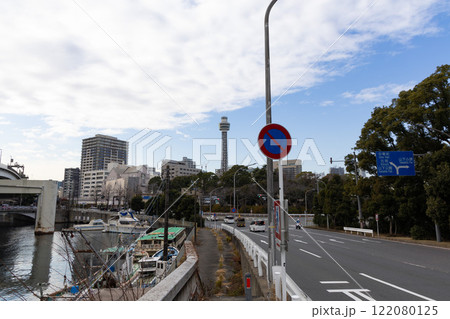 【横浜】山下ふ頭近くから見たマリンタワー 122080125