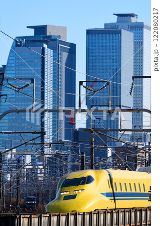 ドクター 名古屋の高層ビルを背に ドクター 名古屋の高層ビルを背に 122080217