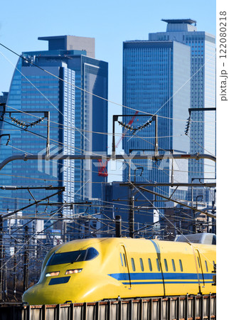 ドクター 名古屋の高層ビルを背に ドクター 名古屋の高層ビルを背に 122080218