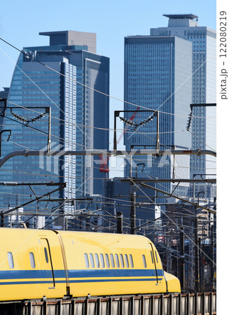 ドクター　名古屋の高層ビルを背に 122080219