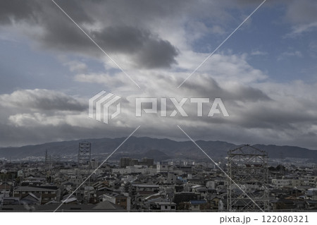 雨雲が覆いかぶさる市街地 122080321