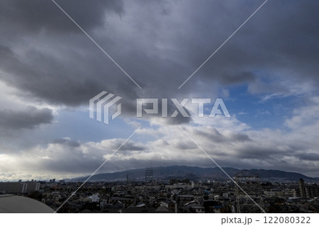 雨雲が覆いかぶさる市街地 122080322