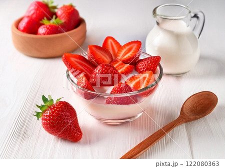 ガラスのボウルに入れたいちごとミルク ガラスのボウルに入れたいちごとミルク 122080363