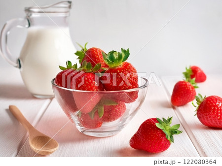 ガラスボウルに入ったイチゴとミルク ガラスボウルに入ったイチゴとミルク 122080364