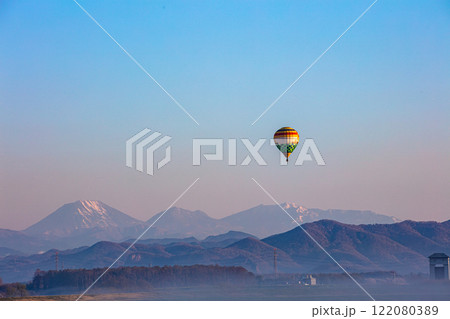 【栃木県_渡良瀬遊水地】早春の空に夢を乗せて・後方は男体山 122080389