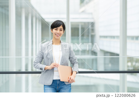 オフィスで働くビジネスウーマン 122080626