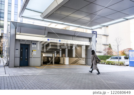 横浜みなとみらいの都市風景 みなとみらい駅 横浜みなとみらいの都市風景 みなとみらい駅 122080649