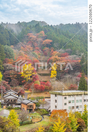 豊田市の大井平公園の展望台から見た紅葉の風景(愛知県) 豊田市の大井平公園の展望台から見た紅葉の風景(愛知県) 122080670