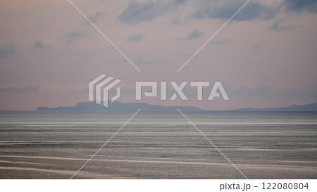 沖縄県慶良間諸島阿嘉島の天城展望台から見た夕焼け 沖縄県慶良間諸島阿嘉島の天城展望台から見た夕焼け 122080804