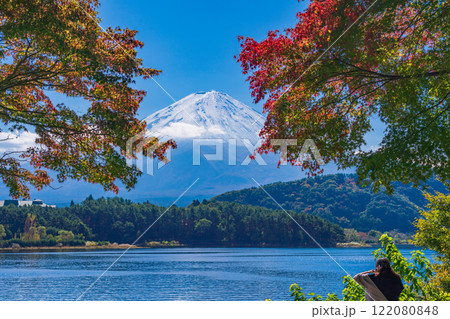 《山梨県》河口湖・湖畔の紅葉と冠雪した富士山 122080848