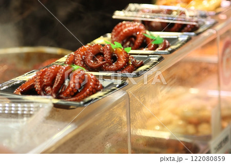 屋台で売られているたこ丸ごと甘露煮 122080859
