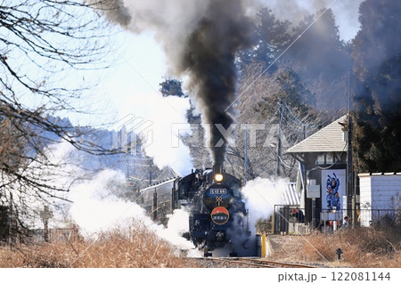 真岡鐵道「市塙駅を発車するSLもおか新年号2025」 122081144