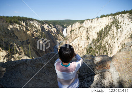 イエローストーンのアーティストポイントから絶景を眺める子供の後ろ姿 イエローストーンのアーティストポイントから絶景を眺める子供の後ろ姿 122081455