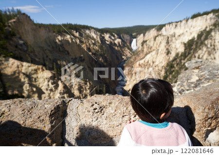 家族での海外旅行でイエローストーンのアーティストポイントから絶景を眺める子供の後ろ姿 家族での海外旅行でイエローストーンのアーティストポイントから絶景を眺める子供の後ろ姿 122081646