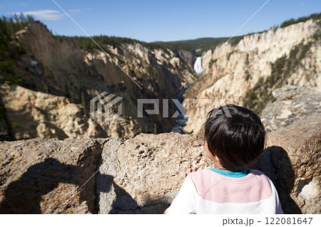 家族での海外旅行でイエローストーンのアーティストポイントから絶景を眺める子供の後ろ姿 家族での海外旅行でイエローストーンのアーティストポイントから絶景を眺める子供の後ろ姿 122081647